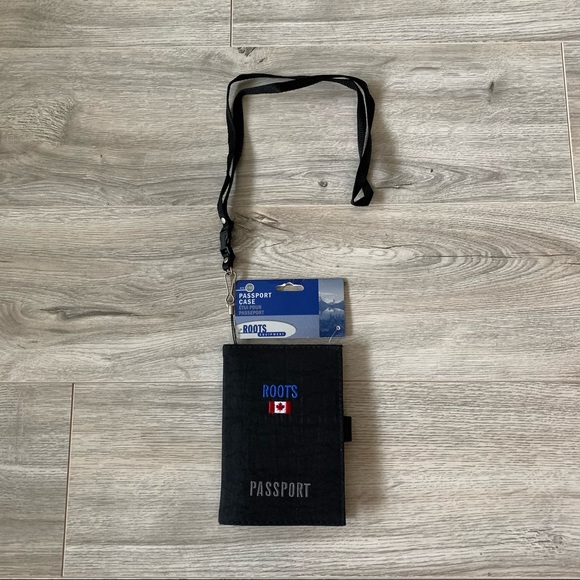 ❣️2/$35❣️ Roots Passport Case - Picture 2 of 5